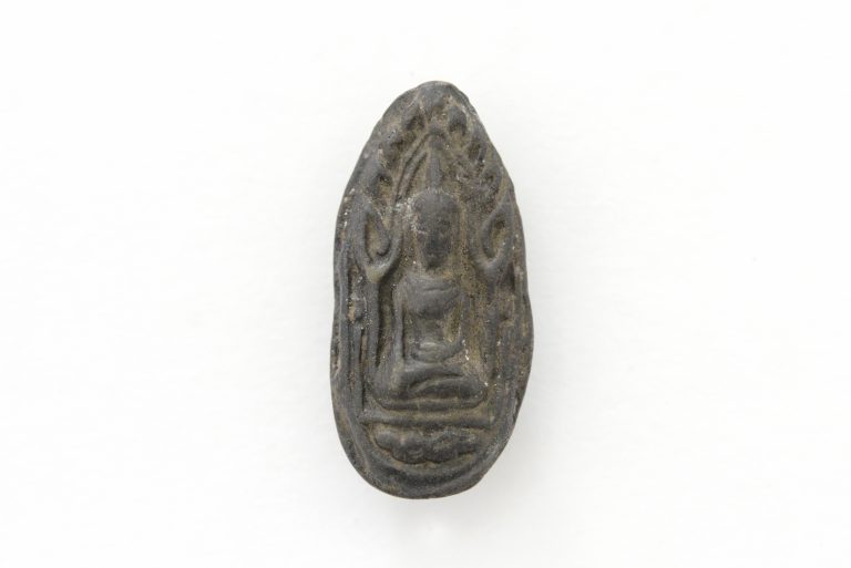 พระขุนแผนไข่ผ่าซีก